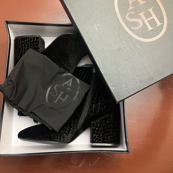 ASH || VELVET ANKLE BOOTS - Picture 3 of 5